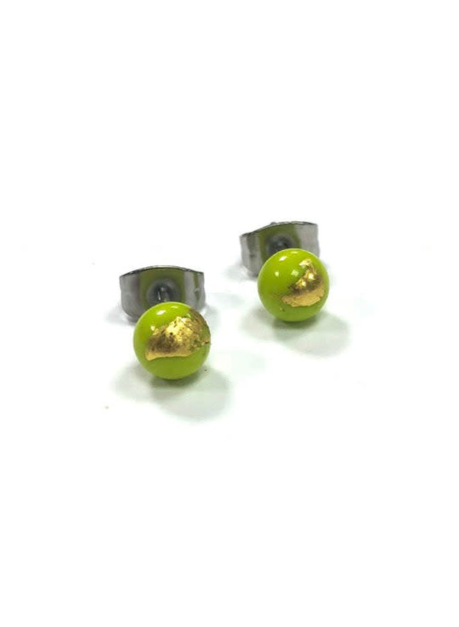 Kleiner runder Ohrstecker aus Glas in Limettengrün und Gold, 30