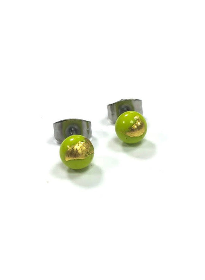 Petite boucle d'oreille ronde en verre vert citron et or 30