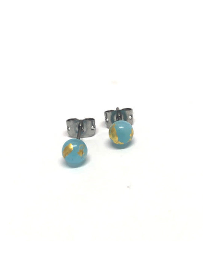 Petite boucle d'oreille ronde en verre bleu glace et or 32