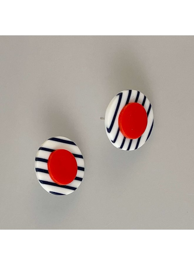 Дизайн в бретонскую полоску и красную точку — серьга-гвоздик среднего размера 08