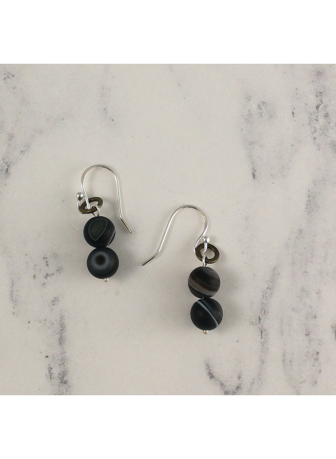 Boucles d'oreilles pendantes agate rubanée noire et blanche 97