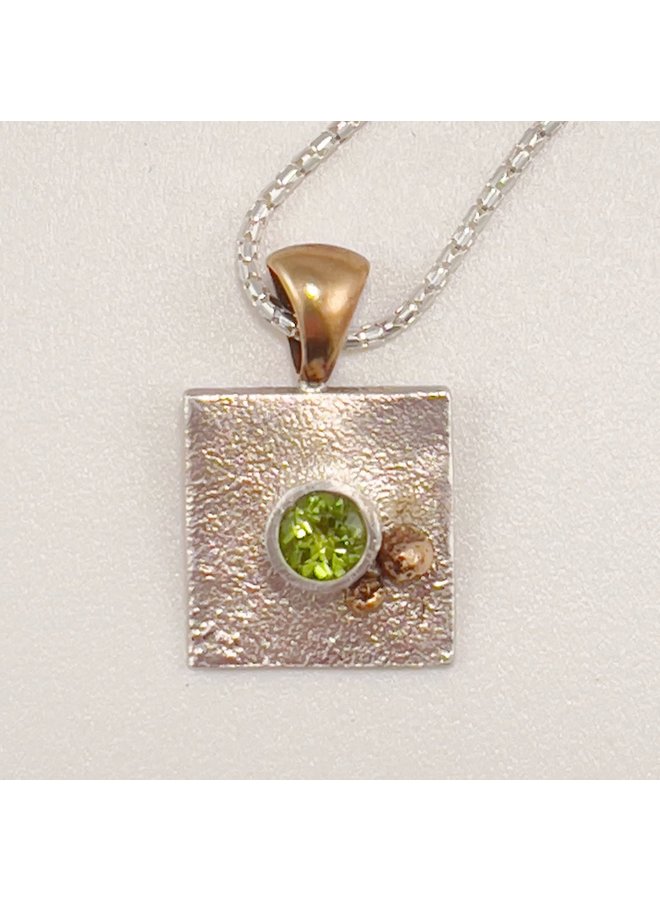 Collar de peridoto de guijarros 44