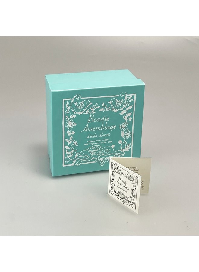 Liten katt med fågel på en spole 056