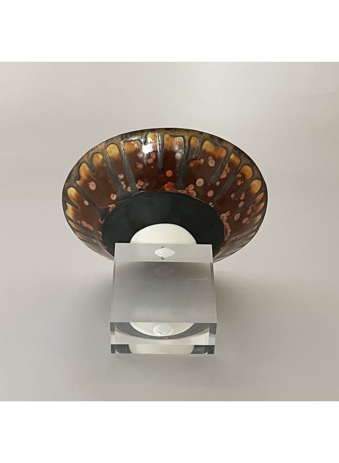 Skålformad keramiskt porslin upphöjd på Perspex 15