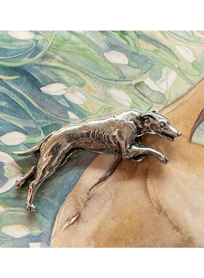 Оловянная брошь Greyhound 28