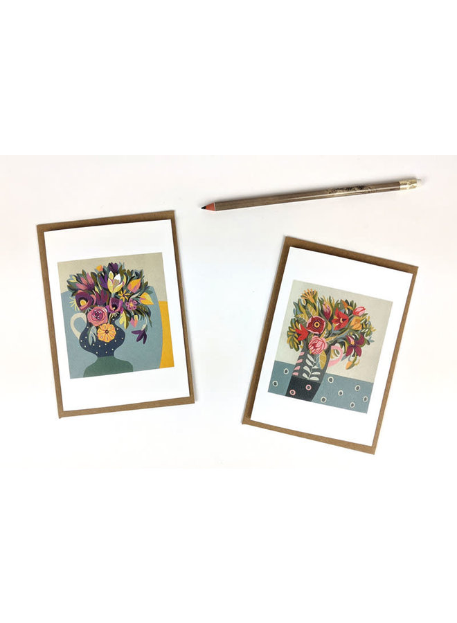 Krug mit rosa Henkel und violetten und rosa Notizkarten von Jane Walker