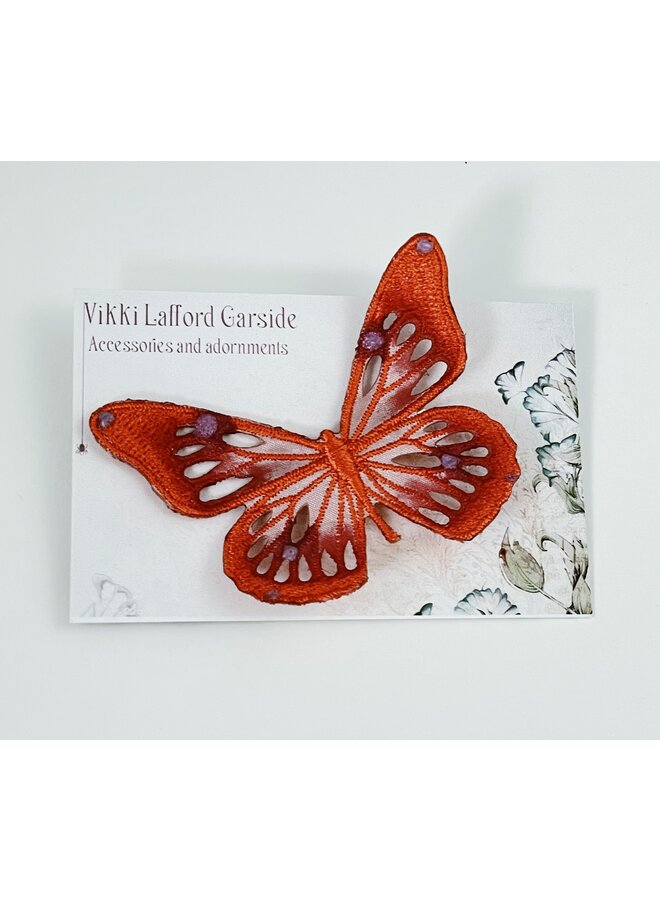 Schmetterlings-Scharlachrote bestickte Pin-Brosche 106