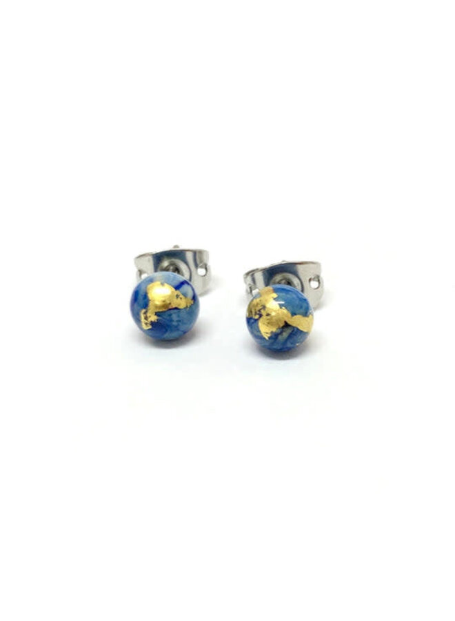 Крошечные круглые серьги-гвоздики из синего мрамора и золотого стекла 66