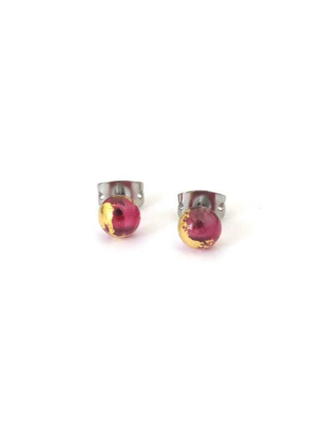Winziger runder Ohrstecker aus Glas in Cranberry-Rosa und Gold 64