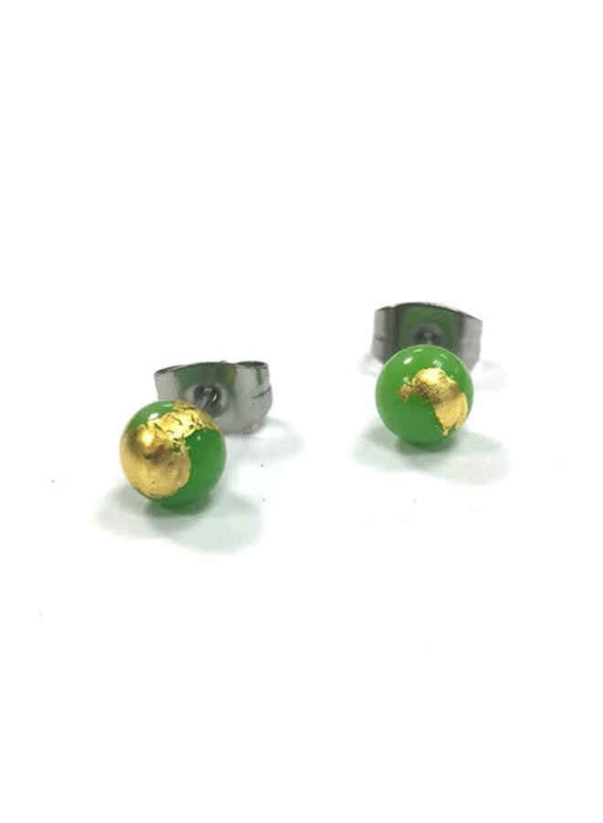 Крошечные круглые серьги-гвоздики из зеленого яблока с золотым стеклом 62