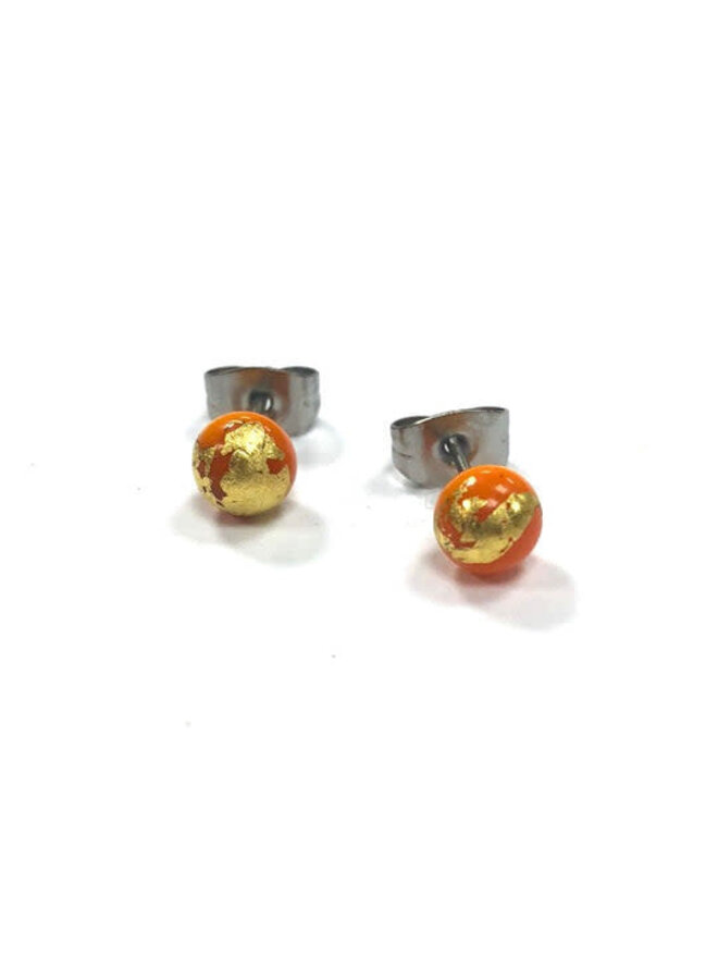 Крошечные круглые серьги-гвоздики из оранжевого и золотого стекла 58