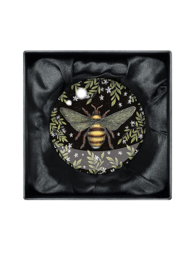 Honey Bee Crystal Paperweight av Catherine Rowe