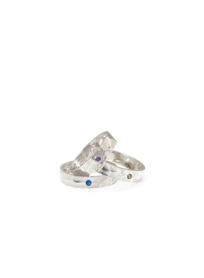 Чеканное серебряное кольцо со вставкой из лунного камня m/l ONE ONLY 177