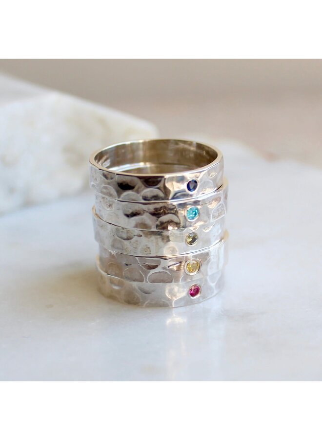 Чеканное серебряное кольцо со вставкой из сапфира s/m 176