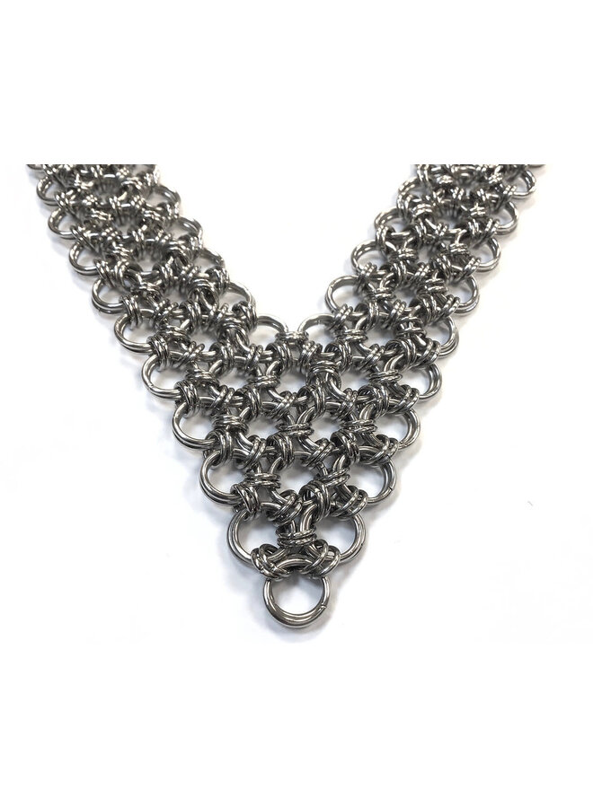 Collar de armadura de malla con cadena en V 09