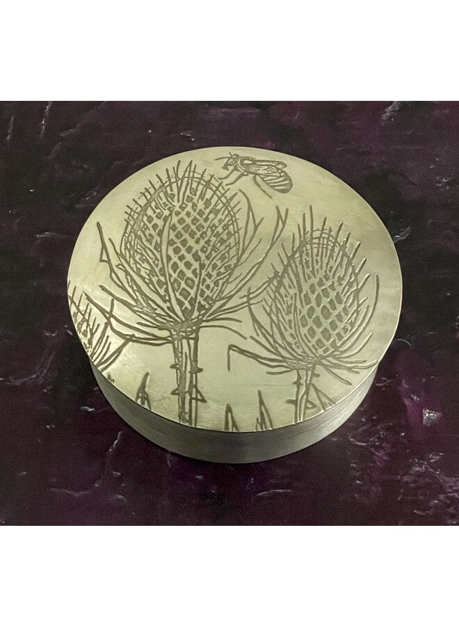 Оловянная шкатулка для безделушек с крышкой и тиснением пчелы и ворсинки 01