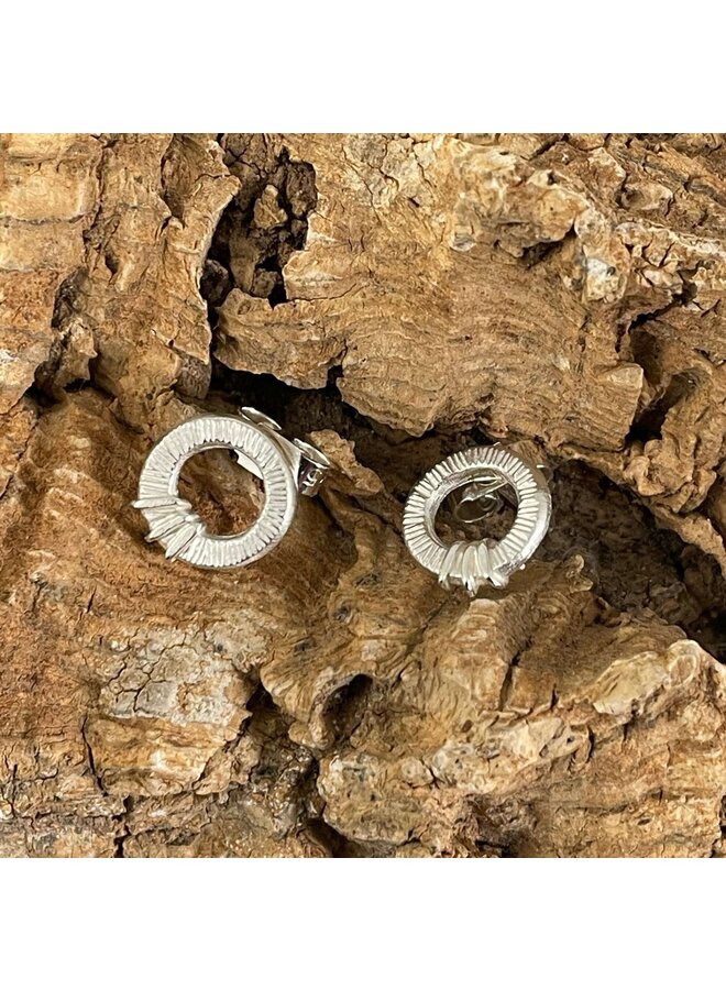 Donut-Ohrstecker aus Silber mit Drahtwicklung 55