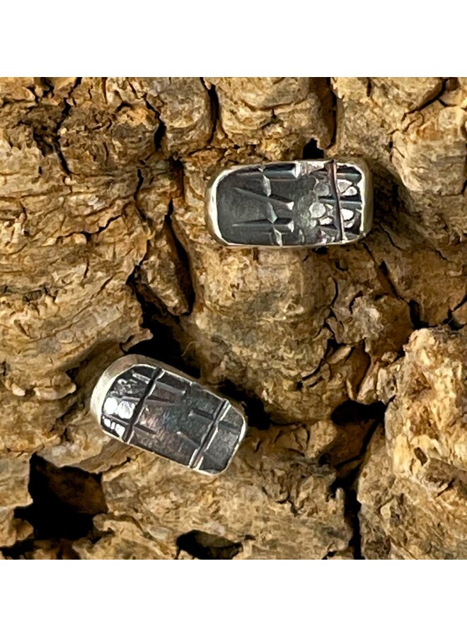 Серьги-гвоздики «Пейзаж» Крошечные прямоугольные текстурированные серьги из окисленного серебра 53