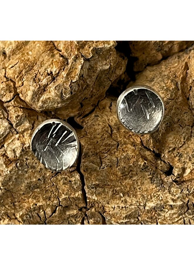 Pendientes redondos de plata oxidada con textura Landscape 52