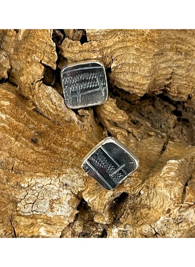 Серьги-гвоздики Landscape Square из текстурированного окисленного серебра 49