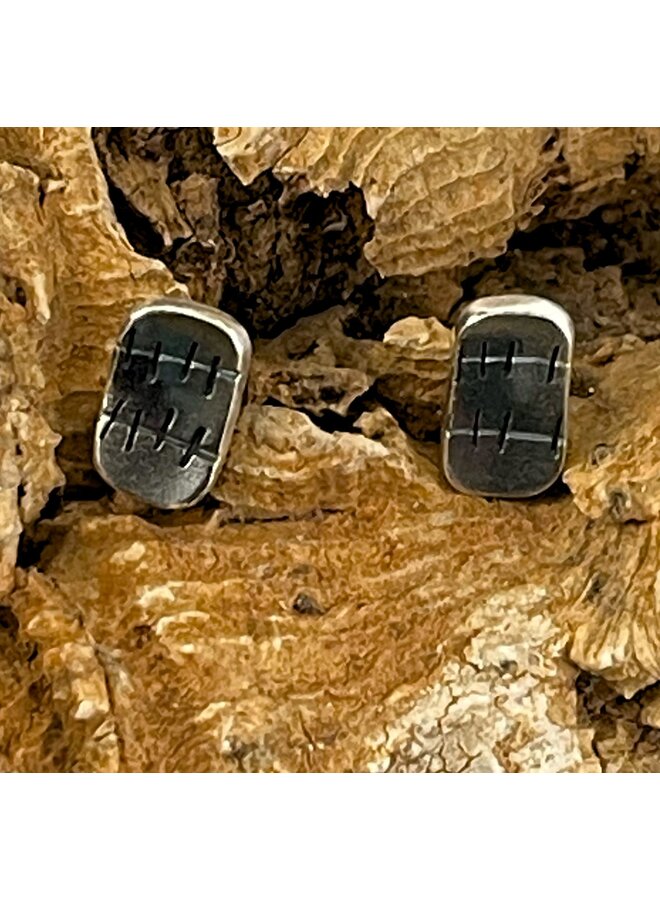 Aretes medianos de plata oxidada con rectángulo de paisaje grabado 61