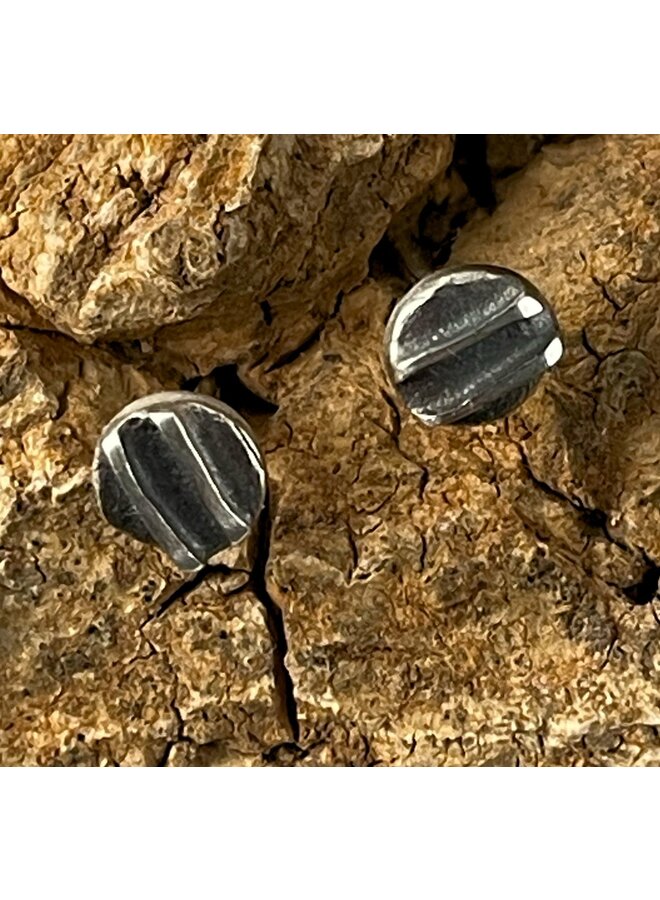 Tiny round linessilver and oxidised silver stud 68