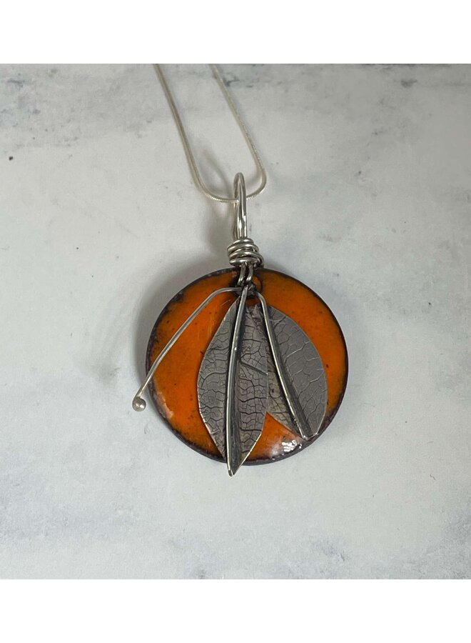 Collar de esmalte de cobre naranja y pan de plata 31