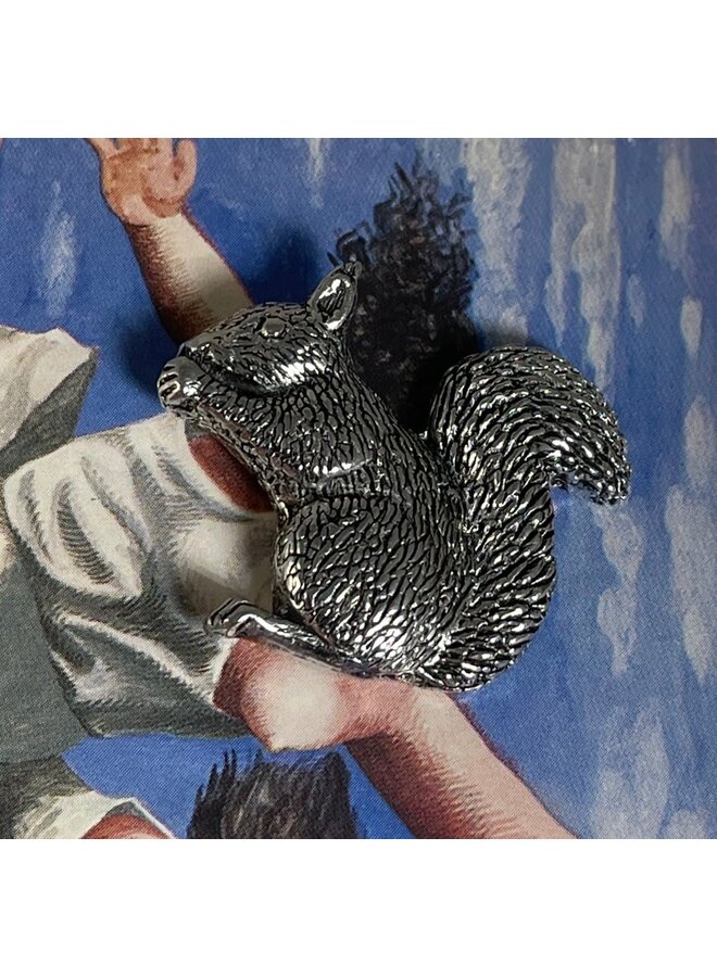 Ekorrsittande tennnålsbrosch 46