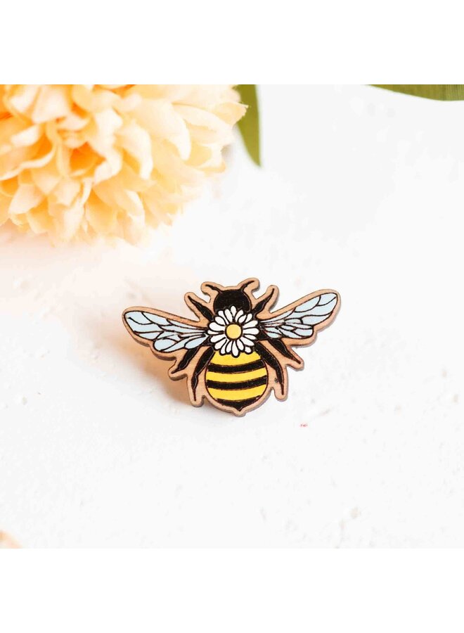 Badge en bois de cerisier en forme d'abeille