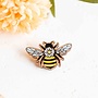 Badge en bois de cerisier en forme d'abeille