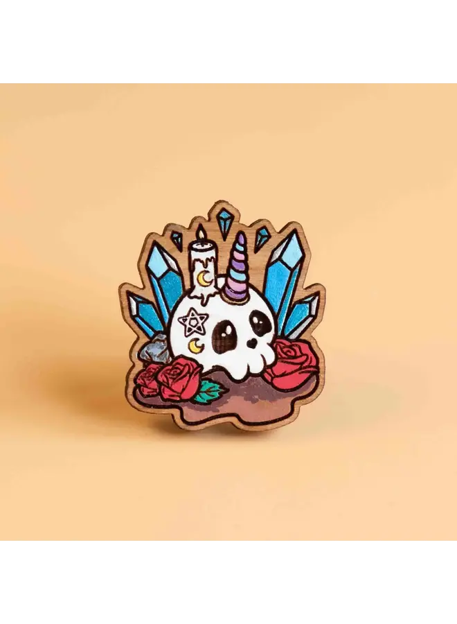 Pin de madera de cerezo con forma de calavera de cristal