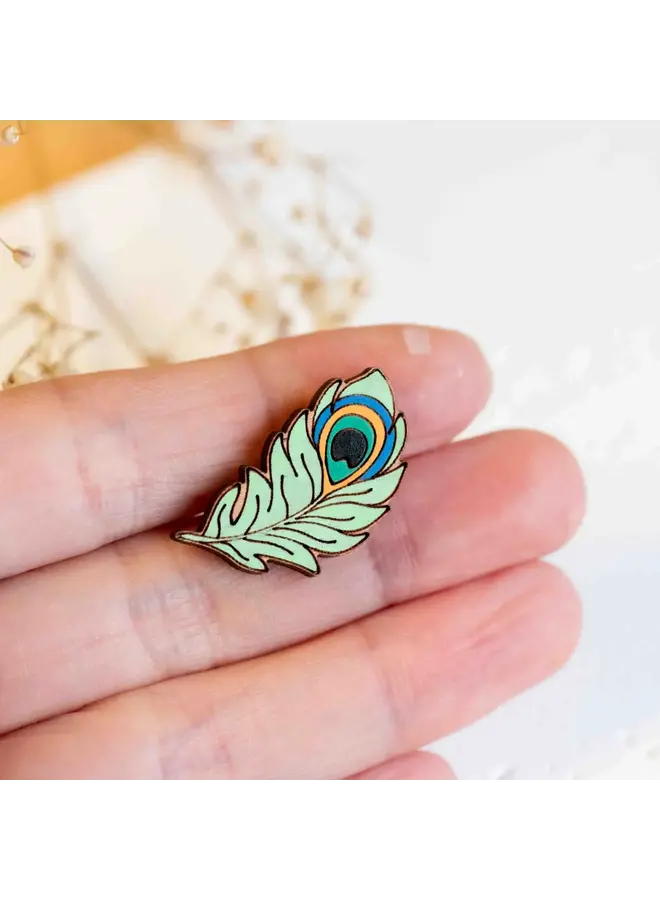Pin de madera de cerezo con forma de pluma de pavo real