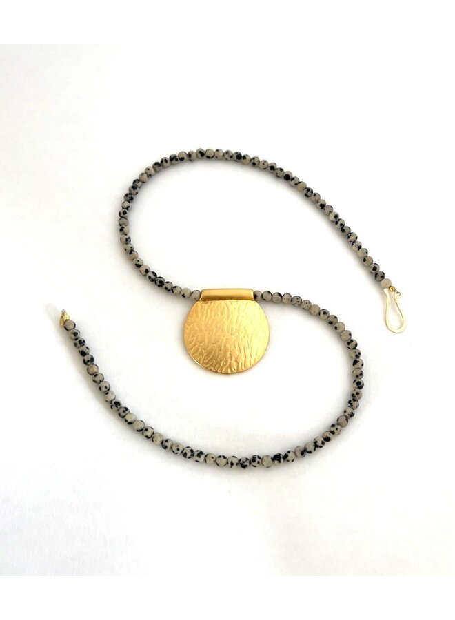 Halskette mit Anhänger aus Gold und Jaspis