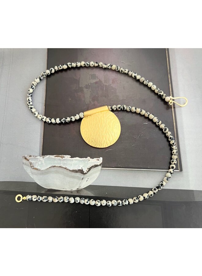 Halskette mit Anhänger aus Gold und Jaspis