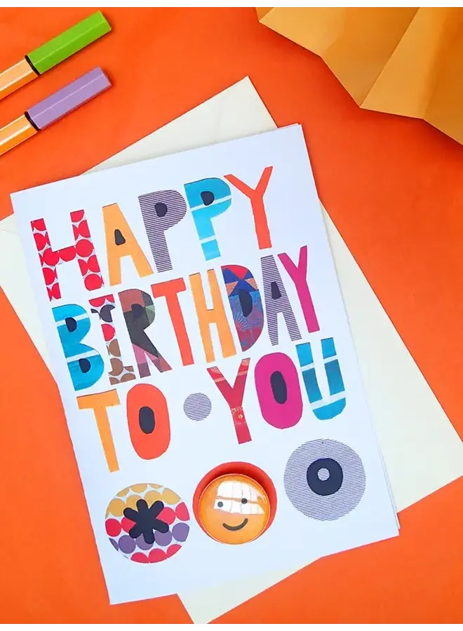 Tarjeta con insignia de Feliz Cumpleaños