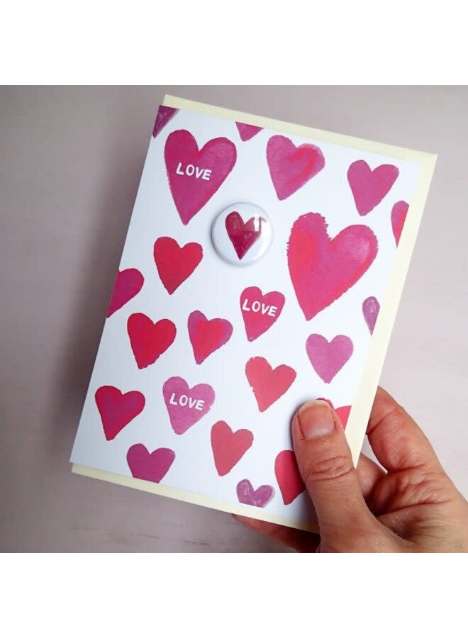 Tarjeta con insignia de corazones de amor