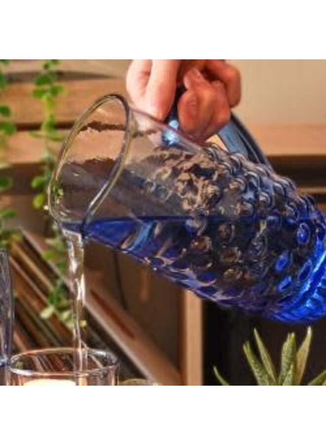 Pichet en verre recyclé teinté bleu 43