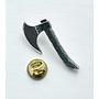 Insignia de peltre con forma de hacha n.° 76