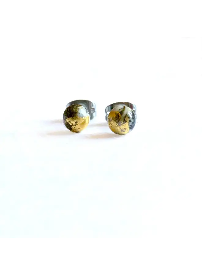 Winzige runde Ohrstecker aus Steinmarmor und Goldglas 71