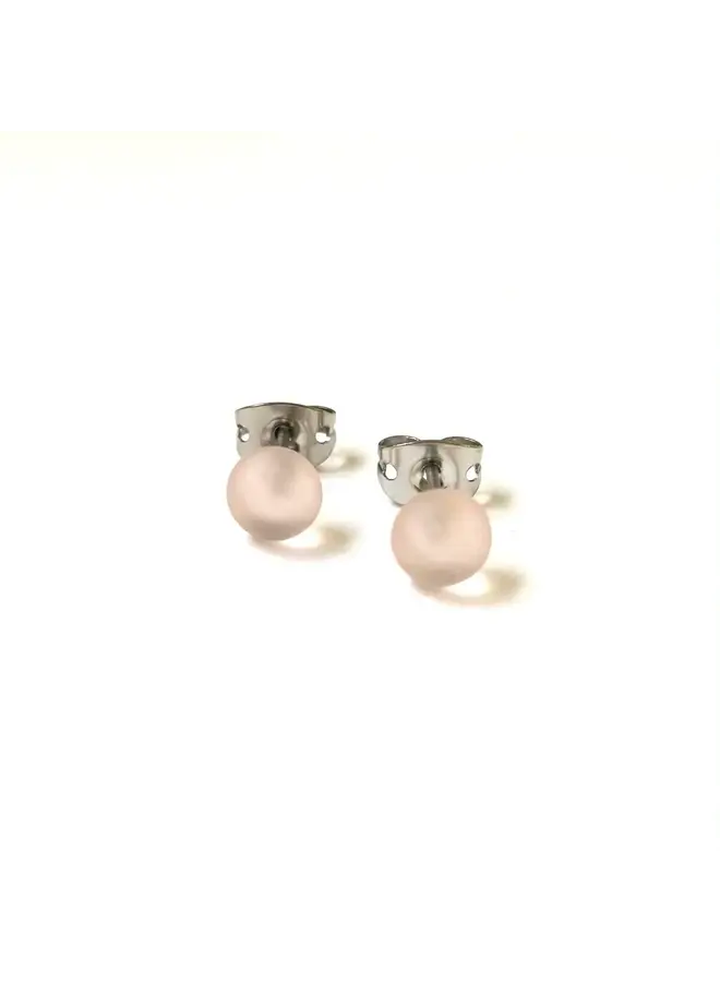 Mini boucles d'oreilles à tige en verre dépoli blush faites à la main 108
