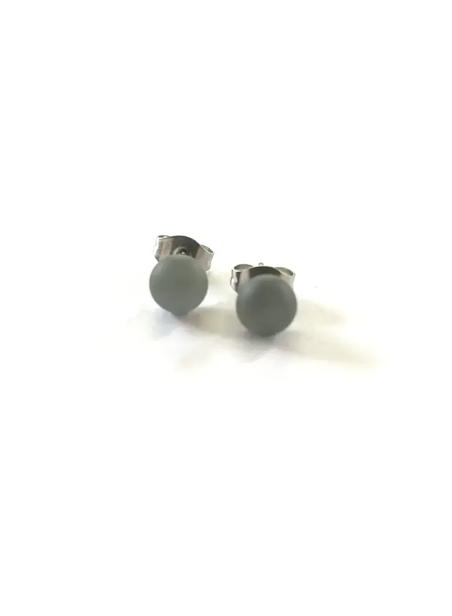 Mini boucles d'oreilles à tige en verre graphite givré, fabriquées à la main, 104