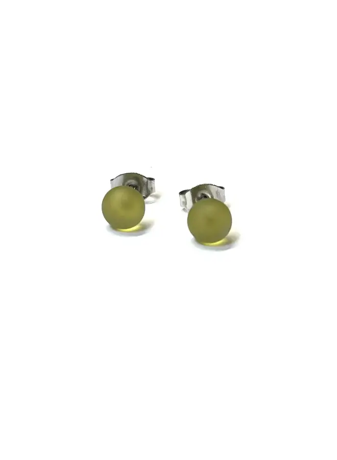 Mini boucles d'oreilles à tige en verre vert olive givré faites à la main 99