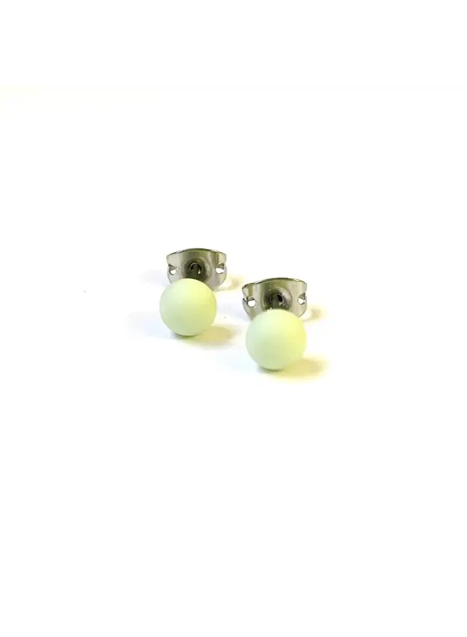 Mini boucles d'oreilles à tige en verre pistache givré faites à la main 91