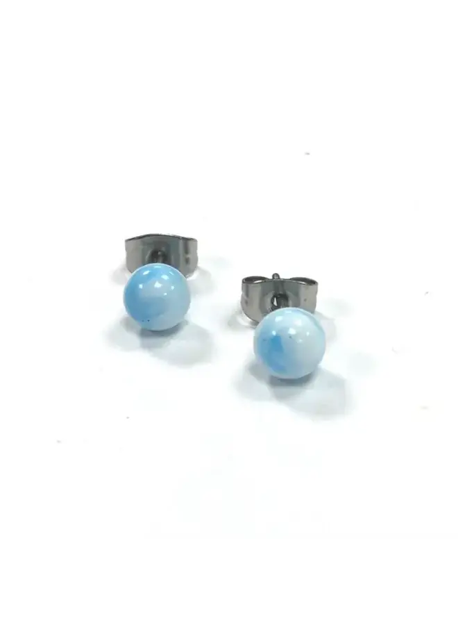 Himmelblauer Wirbelglas-Ohrstecker, klein, rund, handgefertigt, 73