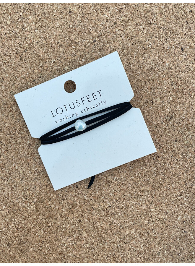 Black Pearl On Suede Choker / Bracelet 201