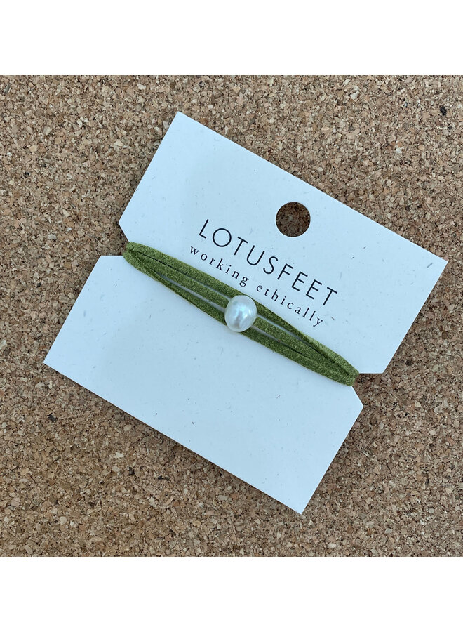 Pistachio Green Pearl On Suede Choker / Bracelet 204