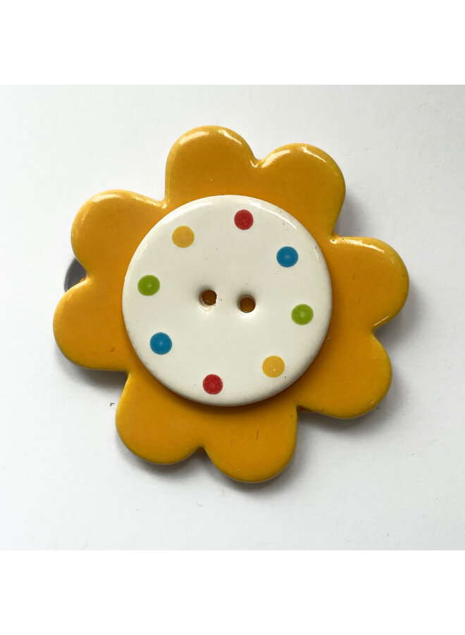 Broche de cerámica con lunares y flores amarillas 087