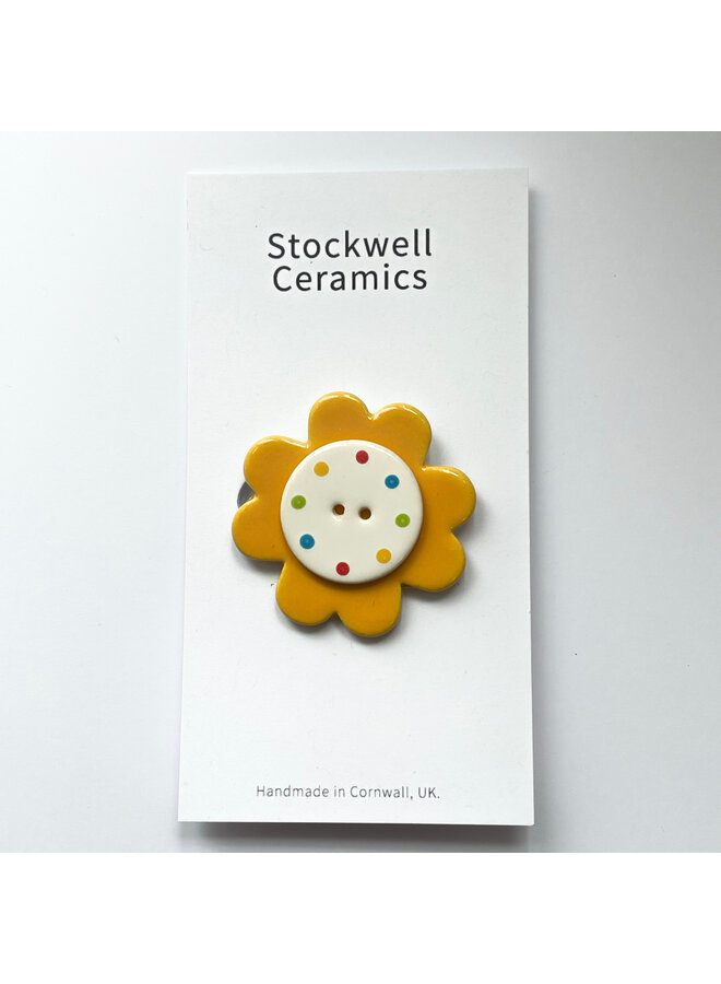 Broche de cerámica con lunares y flores amarillas 087