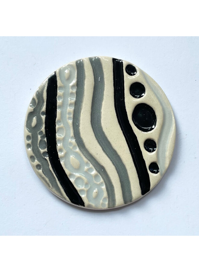 Broche de cerámica texturizada en blanco y negro 085