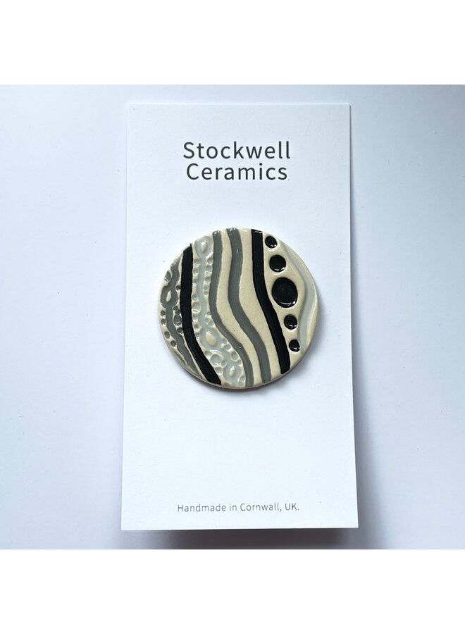 Broche de cerámica texturizada en blanco y negro 085